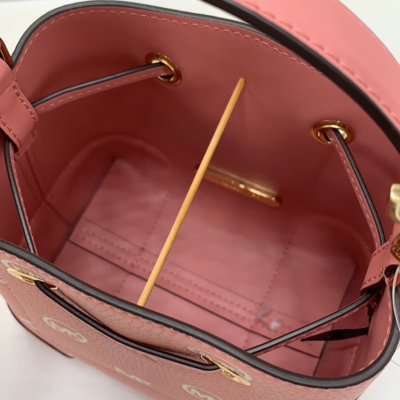 MICHAEL KORS
Mercer Small Logo Embossed Leather
Bucket Bag PRIMROSE COLOR - Picture 14 of 16